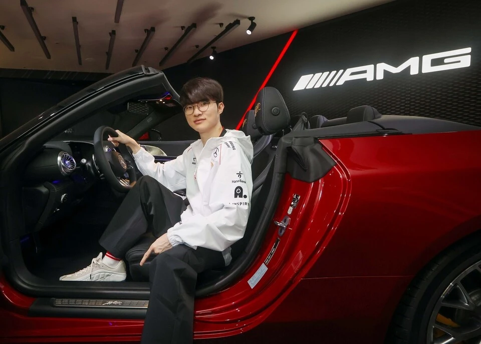 Siêu xe Mercedes-AMG SL 63 4MATIC+ mới của Faker