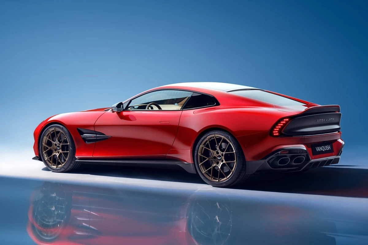 Siêu phẩm Aston Martin Vanquish bất ngờ hồi sinh