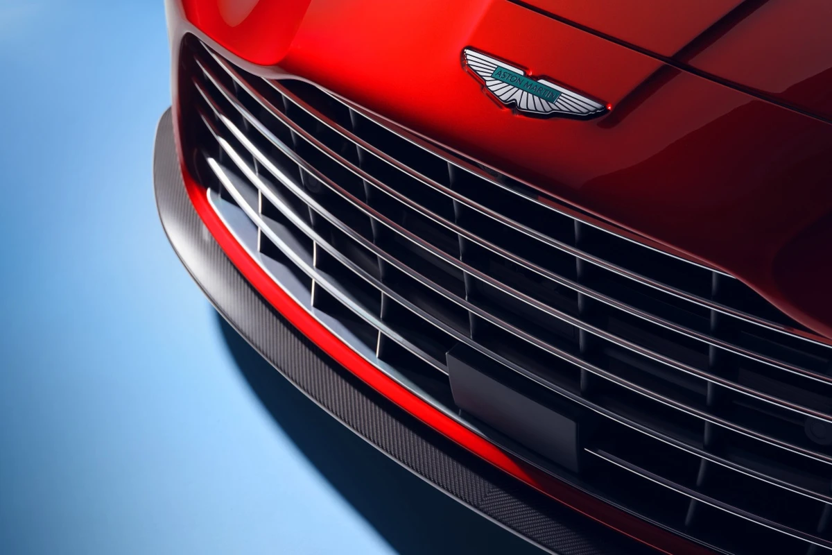 Siêu phẩm Aston Martin Vanquish bất ngờ hồi sinh