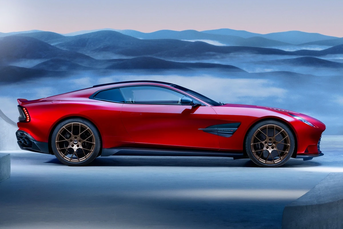 Siêu phẩm Aston Martin Vanquish bất ngờ hồi sinh