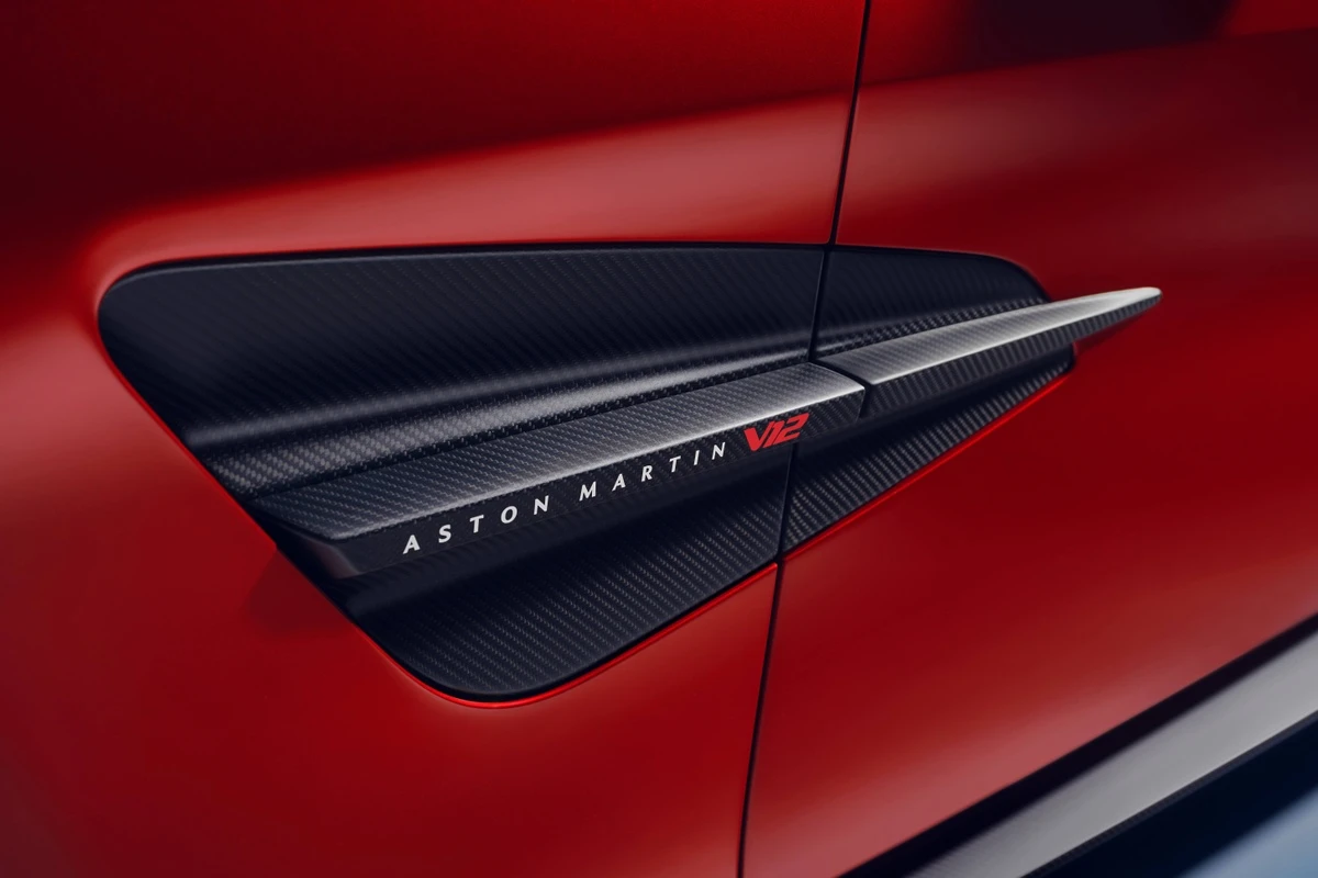 Siêu phẩm Aston Martin Vanquish bất ngờ hồi sinh