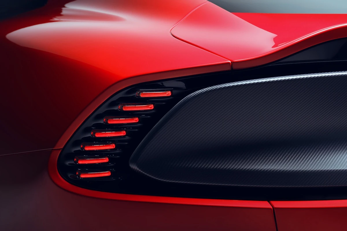 Siêu phẩm Aston Martin Vanquish bất ngờ hồi sinh