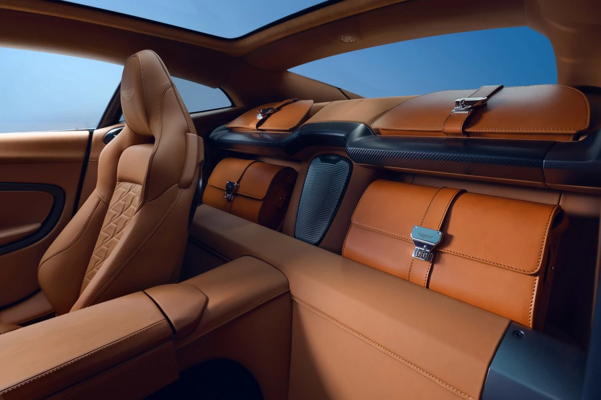 Siêu phẩm Aston Martin Vanquish bất ngờ hồi sinh