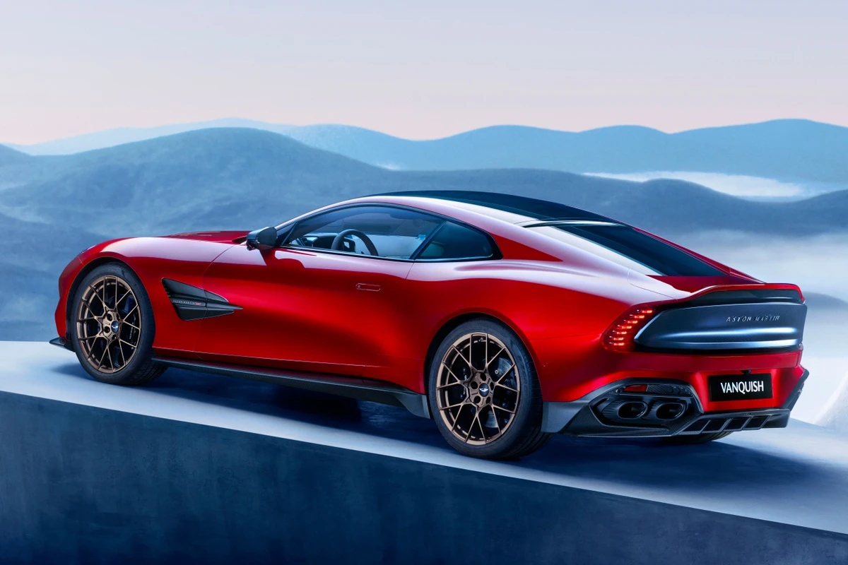 Siêu phẩm Aston Martin Vanquish bất ngờ hồi sinh