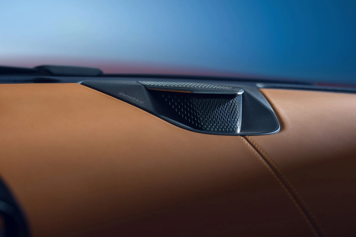 Siêu phẩm Aston Martin Vanquish bất ngờ hồi sinh