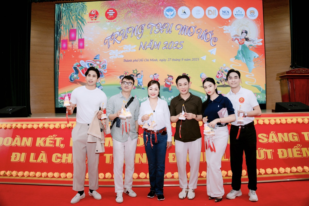 Hoa hậu Hoàng Thanh Nga: từ vẻ đẹp tỏa sáng tại sự kiện mỹ phẩm đến ấm lòng trong hành trình trao quà Trung Thu