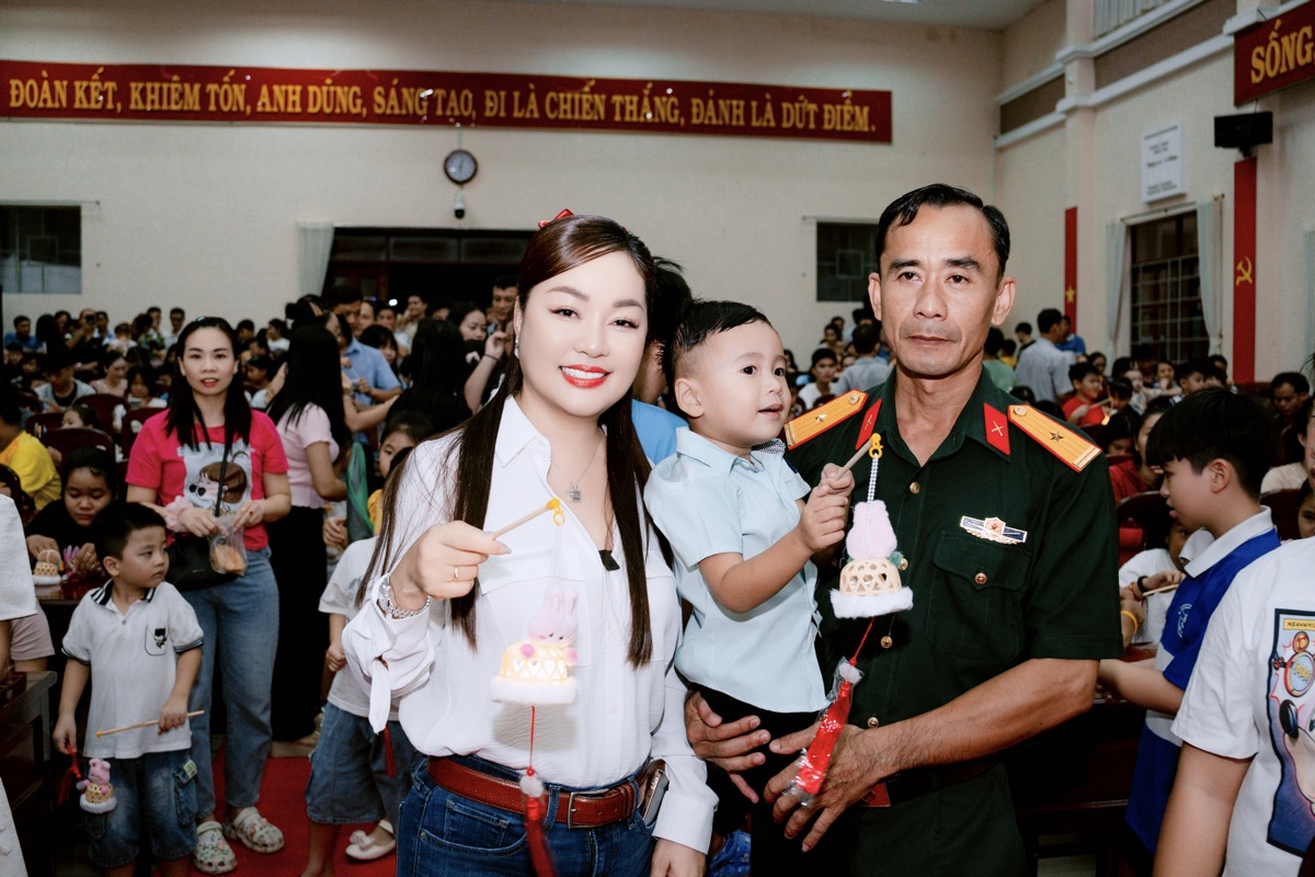 Hoa hậu Hoàng Thanh Nga: từ vẻ đẹp tỏa sáng tại sự kiện mỹ phẩm đến ấm lòng trong hành trình trao quà Trung Thu