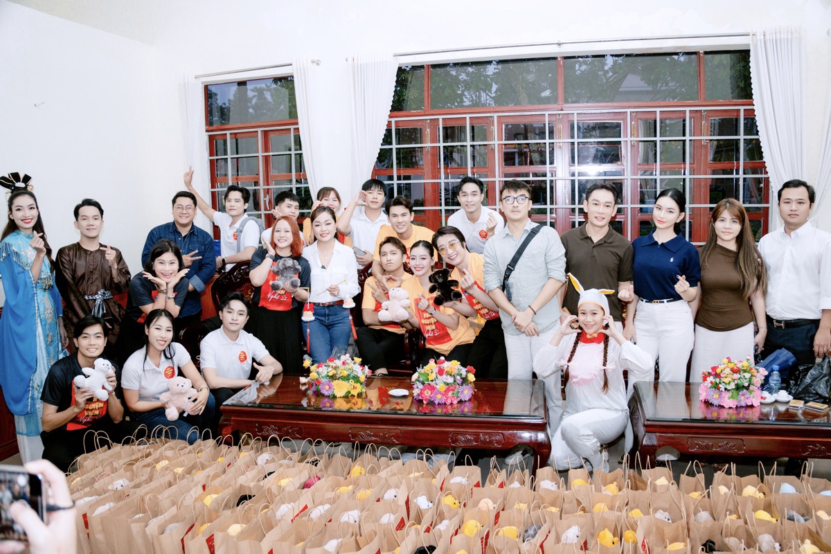 Hoa hậu Hoàng Thanh Nga: từ vẻ đẹp tỏa sáng tại sự kiện mỹ phẩm đến ấm lòng trong hành trình trao quà Trung Thu