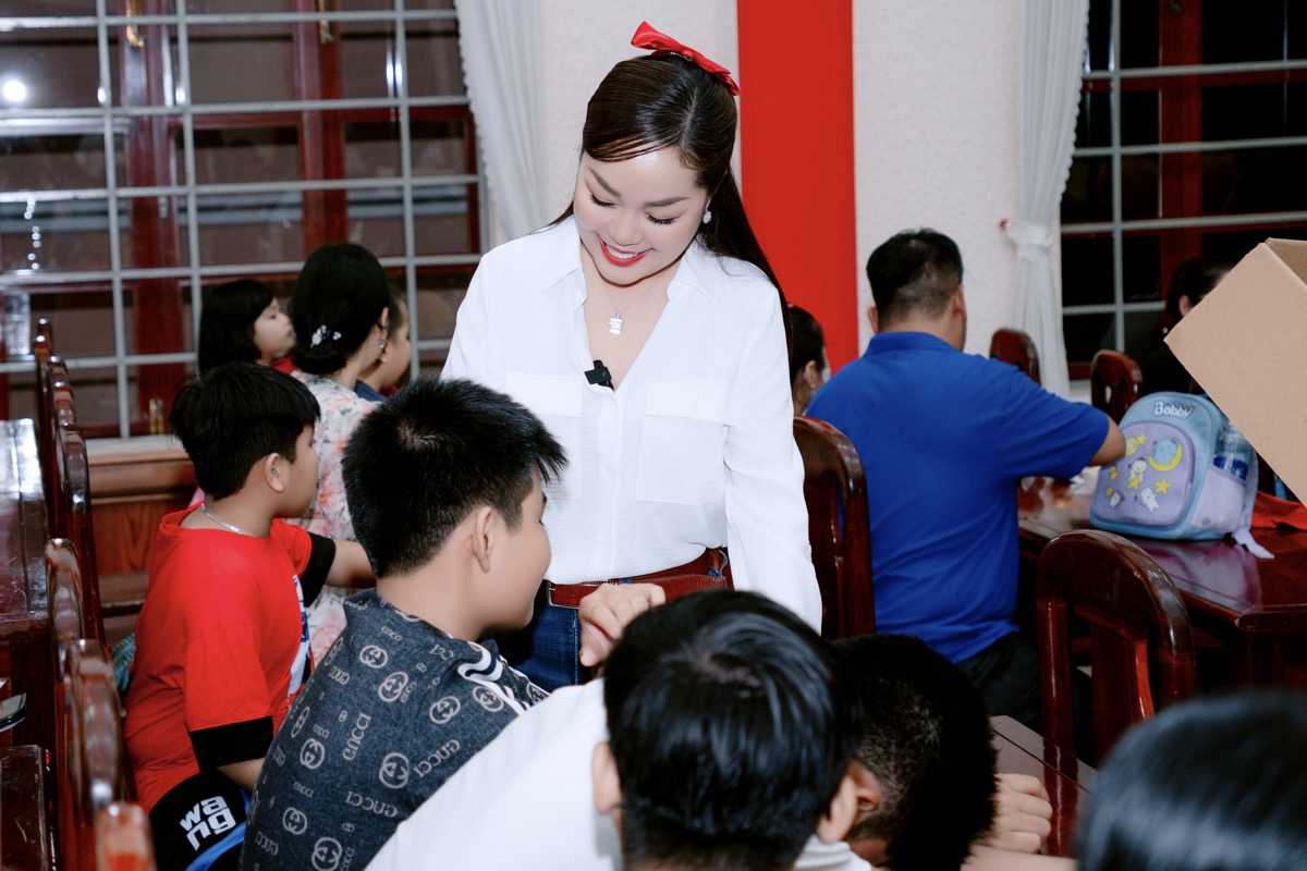 Hoa hậu Hoàng Thanh Nga: từ vẻ đẹp tỏa sáng tại sự kiện mỹ phẩm đến ấm lòng trong hành trình trao quà Trung Thu