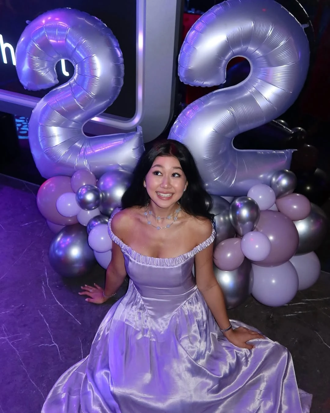 Tiểu thư châu Á nổi tiếng với nghề 'làm con của bố mẹ'