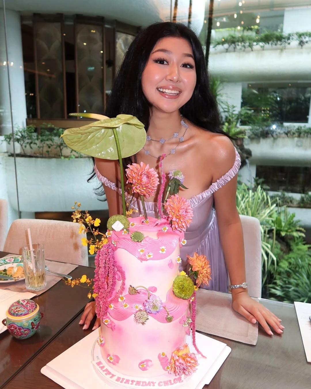 Tiểu thư châu Á nổi tiếng với nghề 'làm con của bố mẹ'