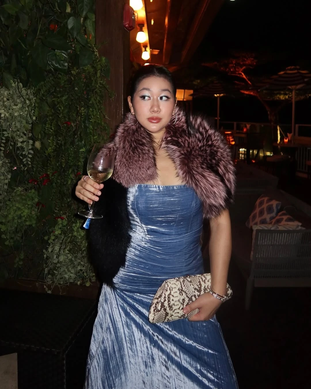 Tiểu thư châu Á nổi tiếng với nghề 'làm con của bố mẹ'