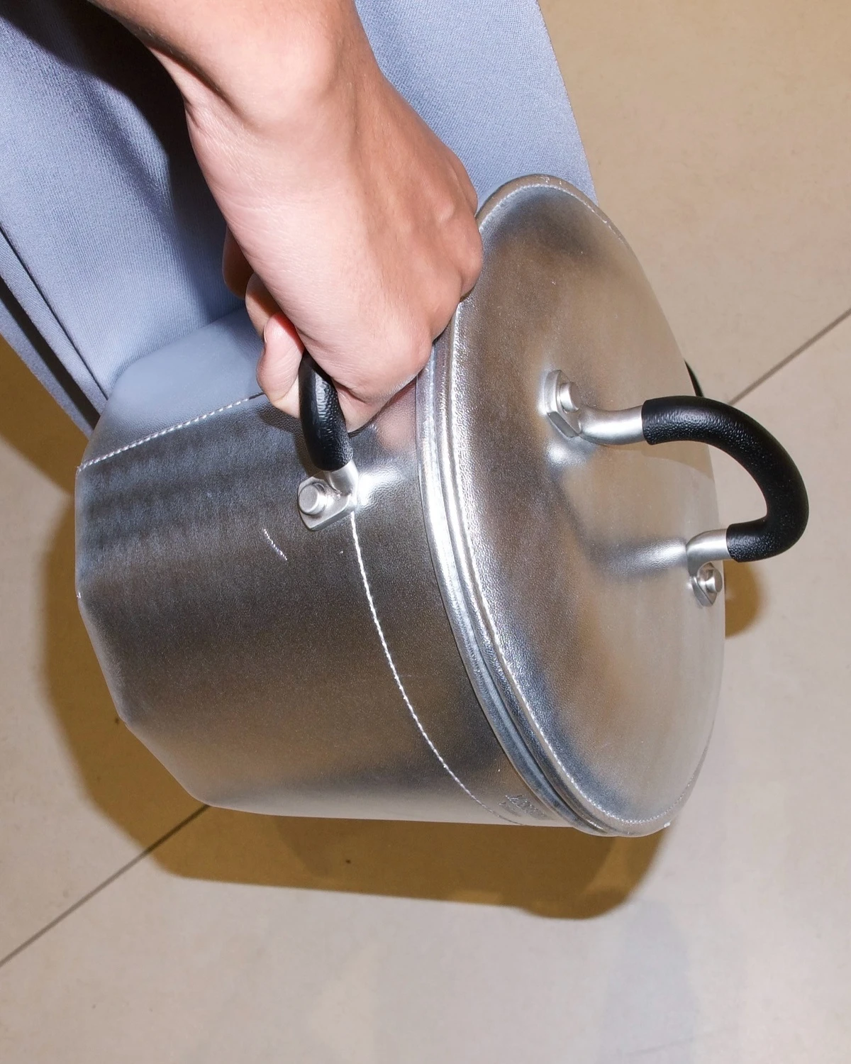 Túi xách nồi nhôm gây chú ý