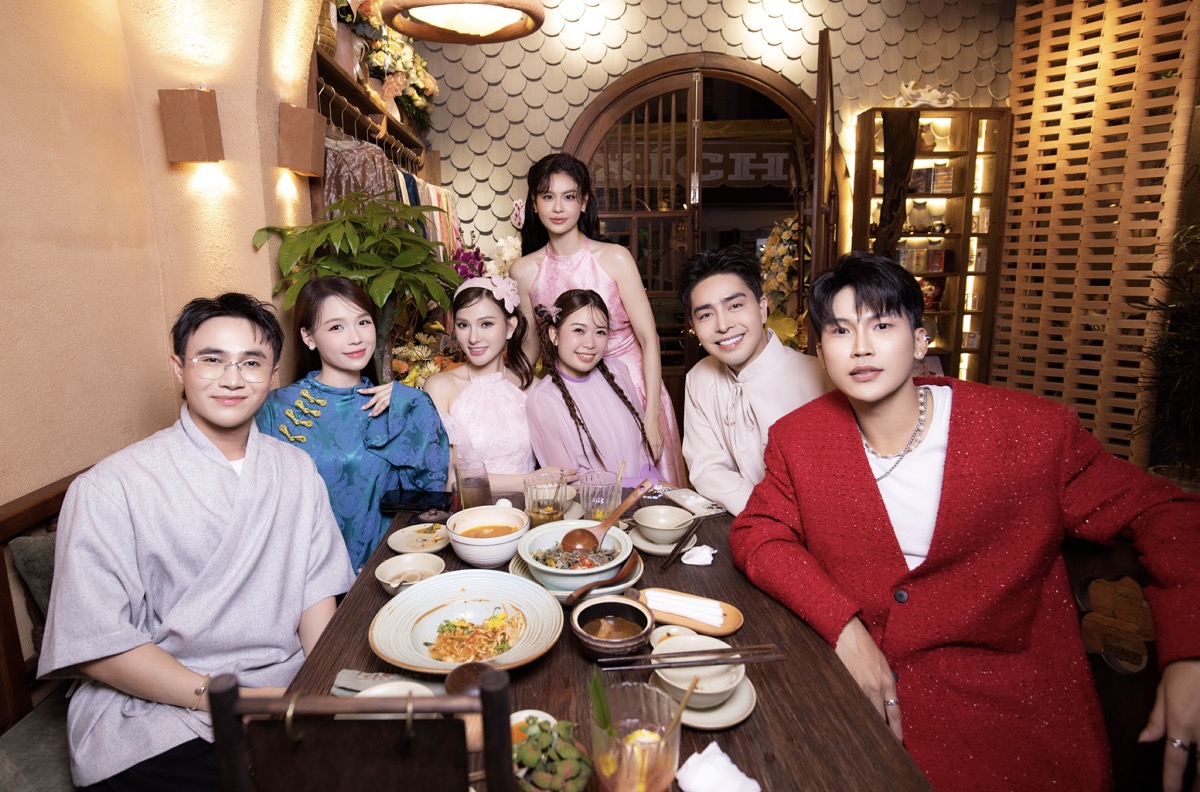 Trương Quỳnh Anh trở thành bà chủ quán chay