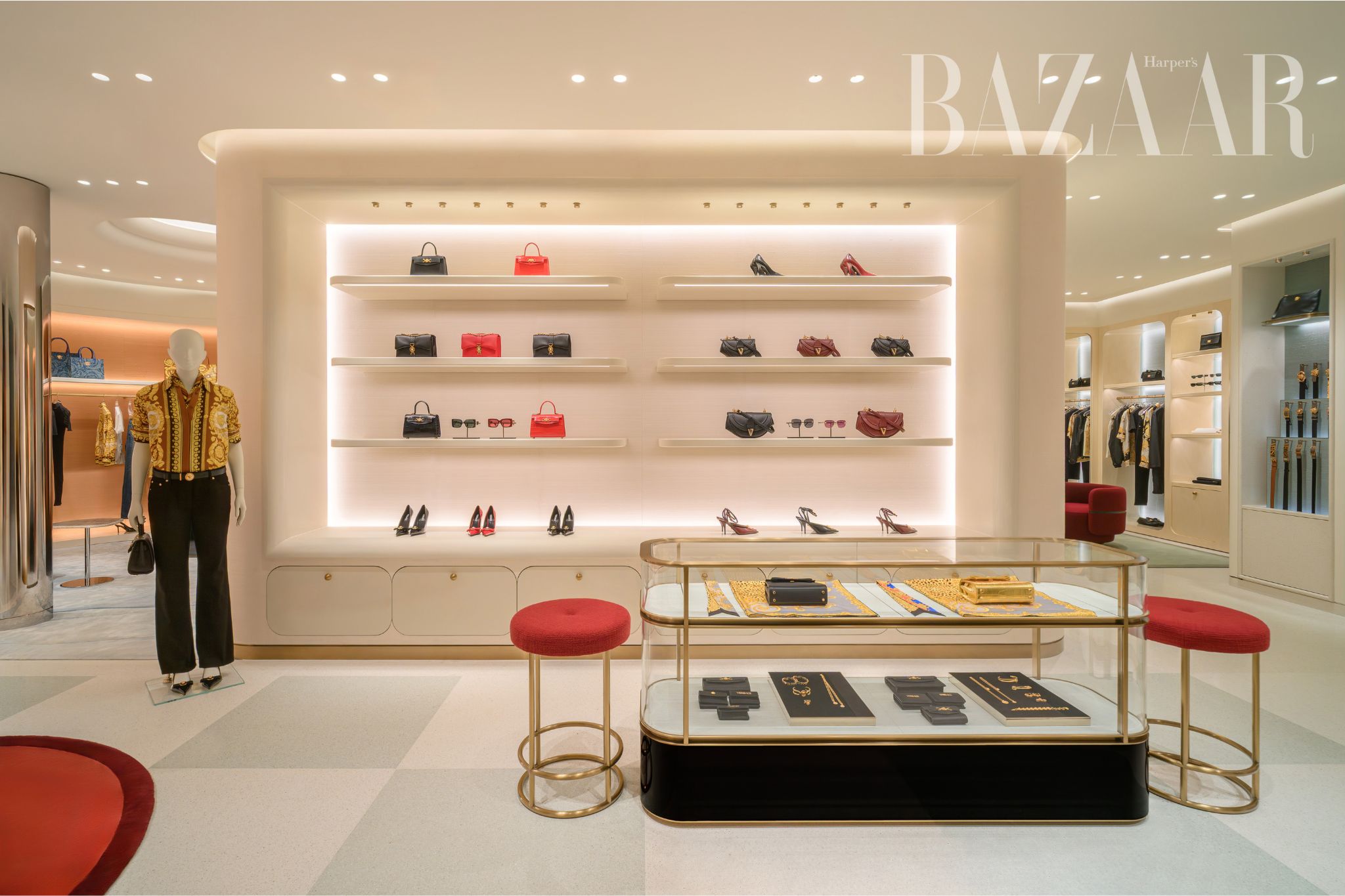 Cửa hàng Versace tại Rex Hotel trở lại với diện mạo xa hoa, đẳng cấp