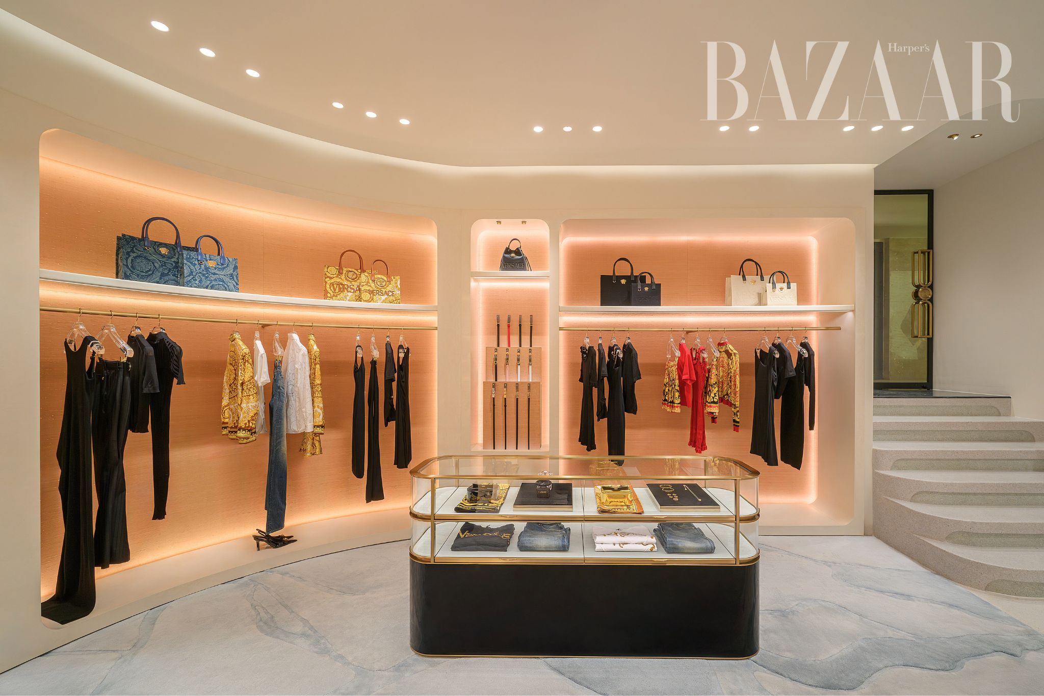 Cửa hàng Versace tại Rex Hotel trở lại với diện mạo xa hoa, đẳng cấp