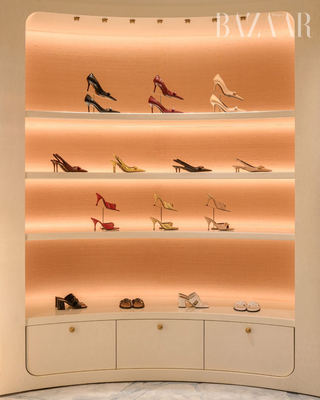 Cửa hàng Versace tại Rex Hotel trở lại với diện mạo xa hoa, đẳng cấp