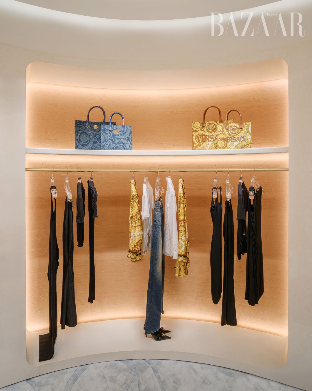 Cửa hàng Versace tại Rex Hotel trở lại với diện mạo xa hoa, đẳng cấp