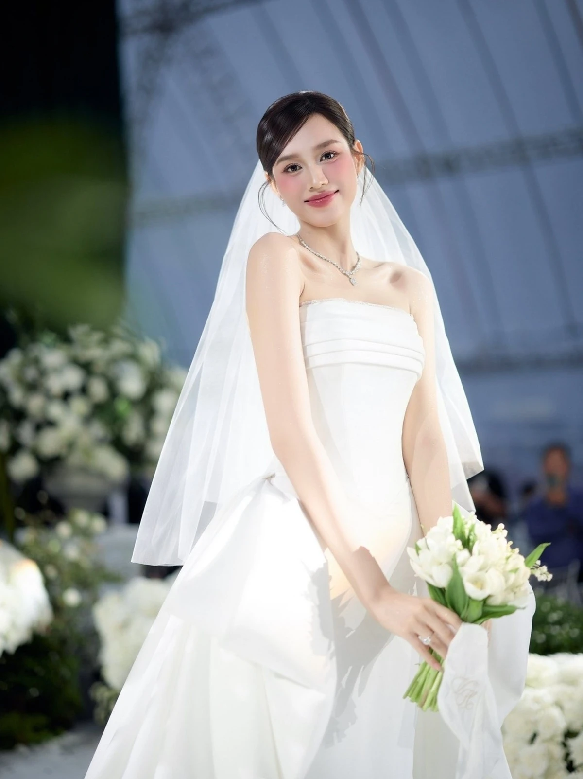 Tiệc cưới của Đỗ Thị Hà bên bờ sông gây choáng ngợp