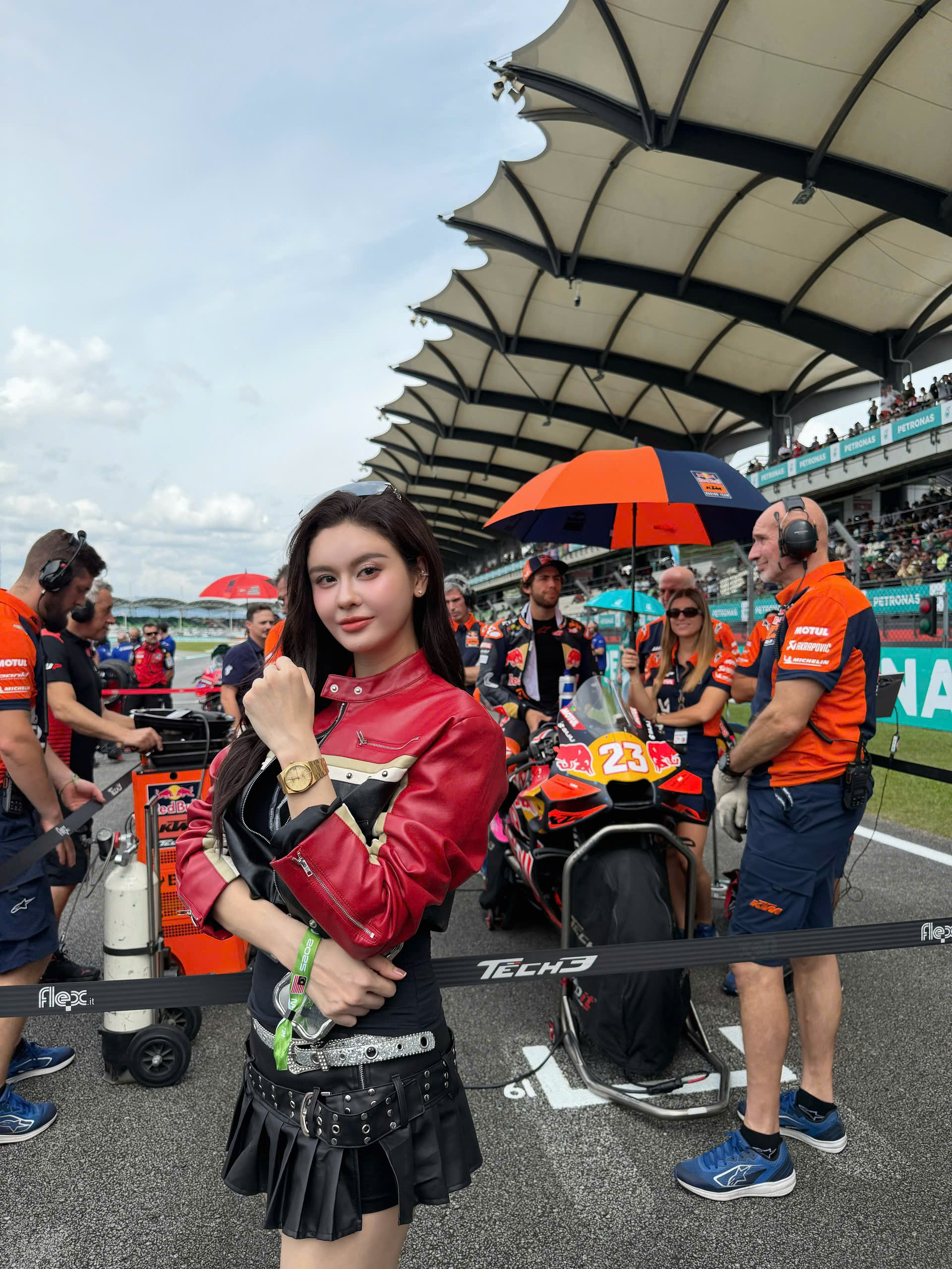 Trương Quỳnh Anh hội tụ sao châu Á tại giải đua xe Motogp Malaysia 2025
