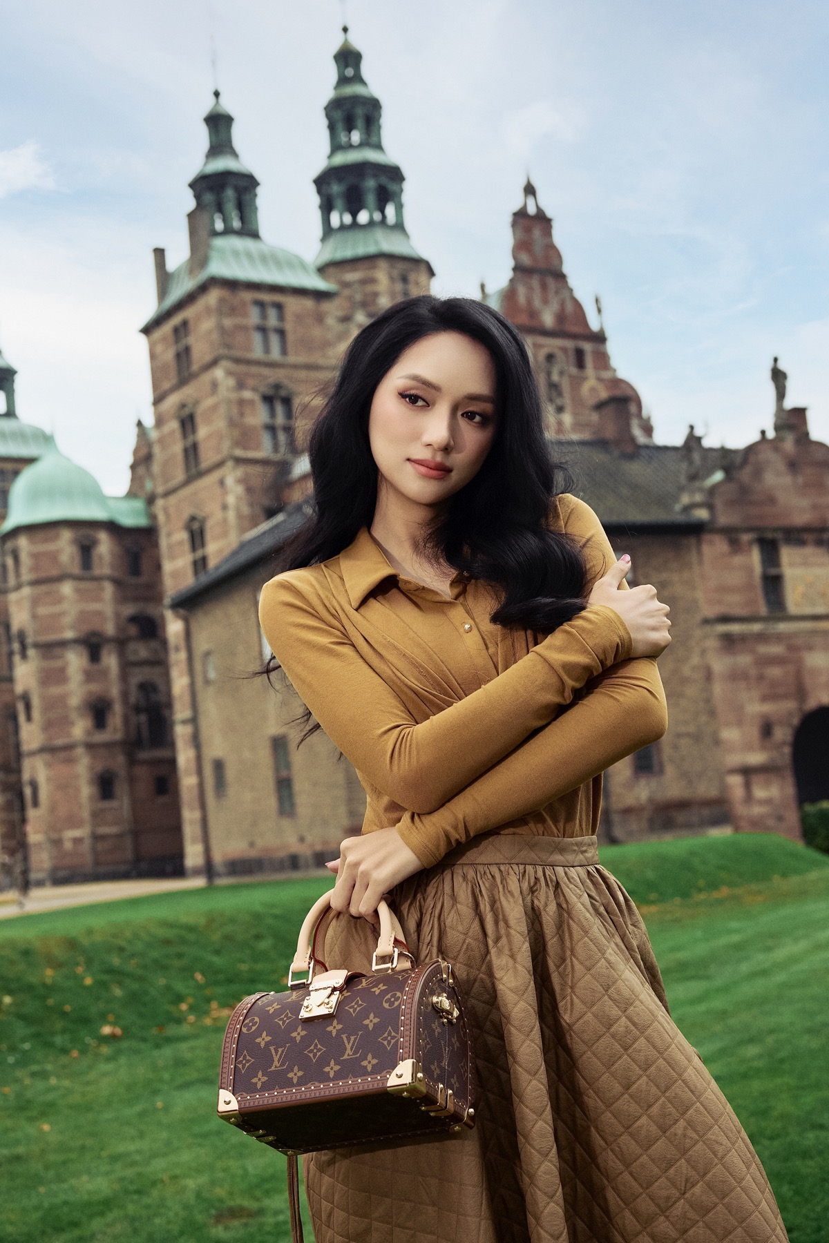 Hương Giang cùng Elise đến Miss Universe 2025