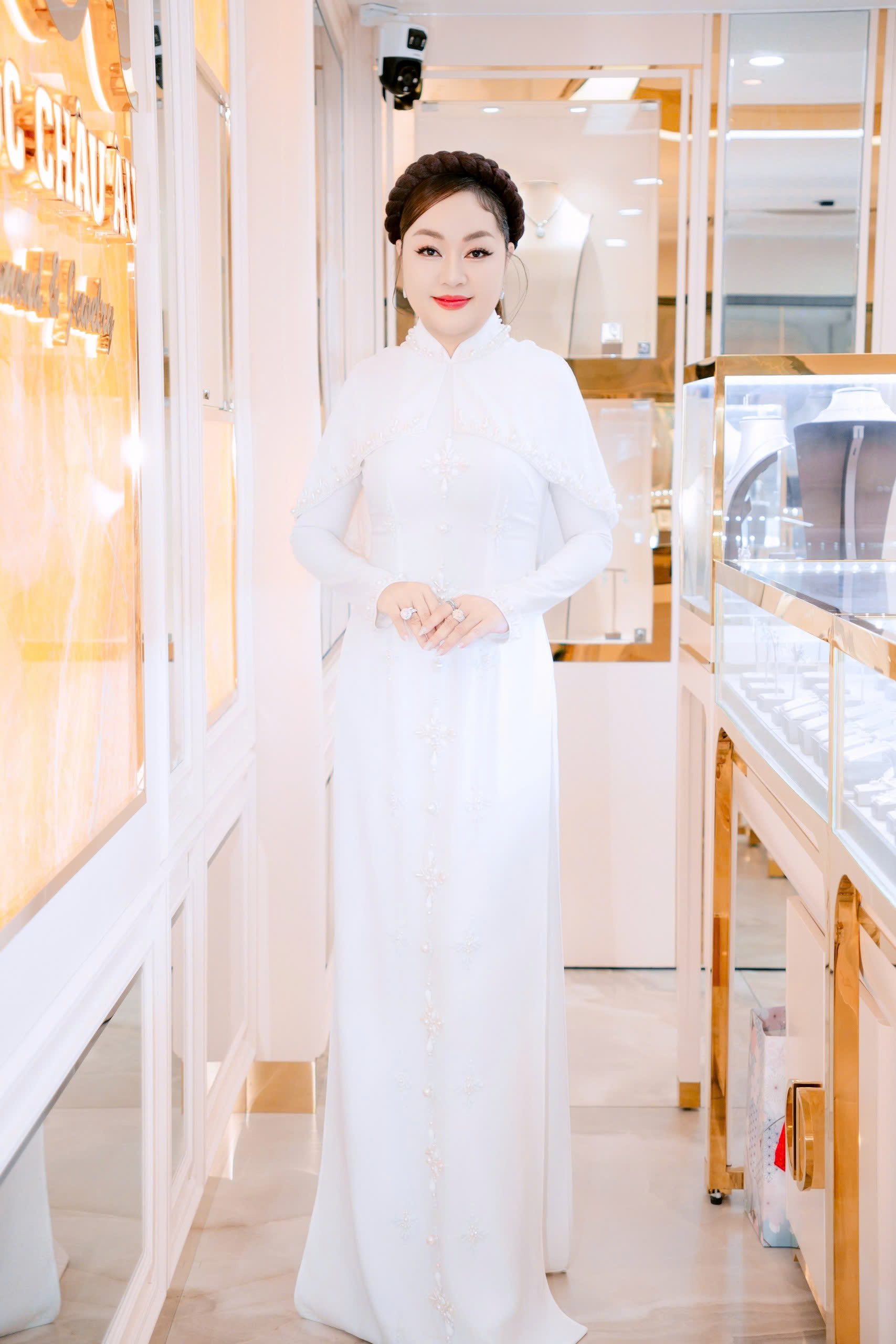 Hoa hậu Hoàng Thanh Nga diện áo dài trắng cầu kỳ, xuất hiện liên tiếp tại ba sự kiện cùng ngày