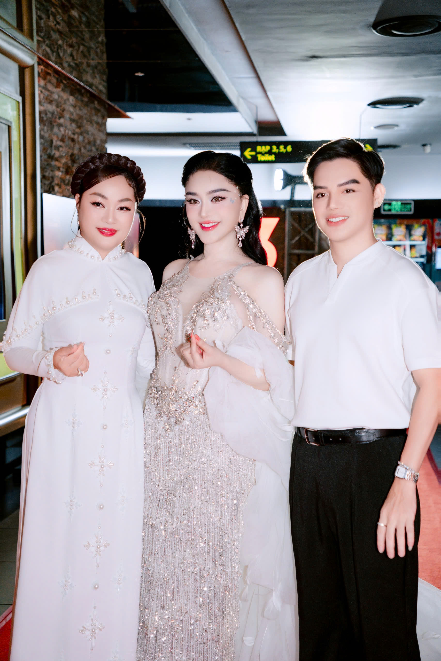 Hoa hậu Hoàng Thanh Nga diện áo dài trắng cầu kỳ, xuất hiện liên tiếp tại ba sự kiện cùng ngày