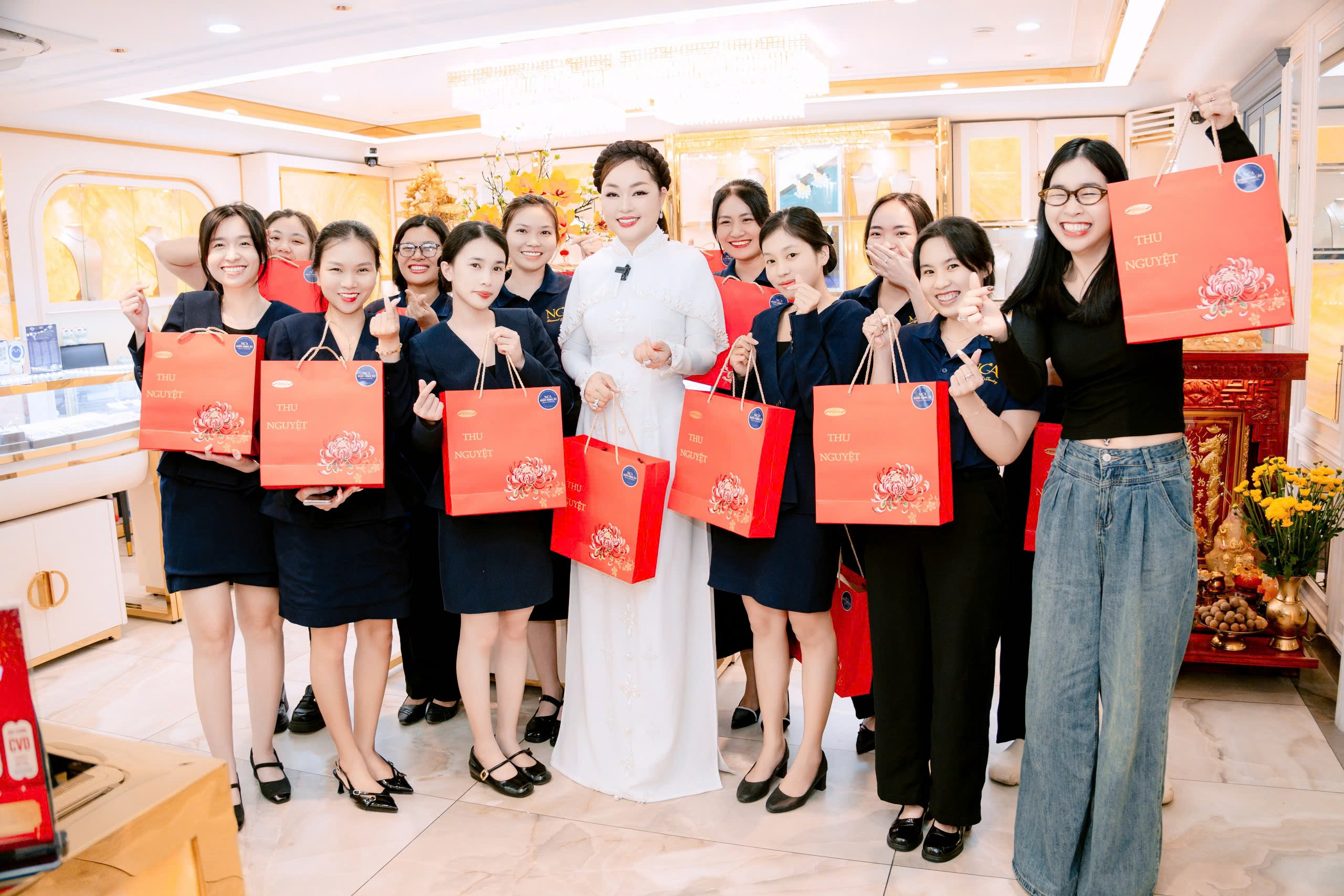 Hoa hậu Hoàng Thanh Nga diện áo dài trắng cầu kỳ, xuất hiện liên tiếp tại ba sự kiện cùng ngày