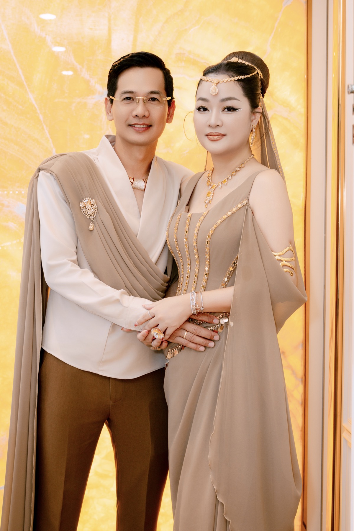 Hoa hậu Hoàng Thanh Nga hóa thân thành Công nương Ba Tư rực rỡ, sánh đôi cùng ông xã đi dự tiệc