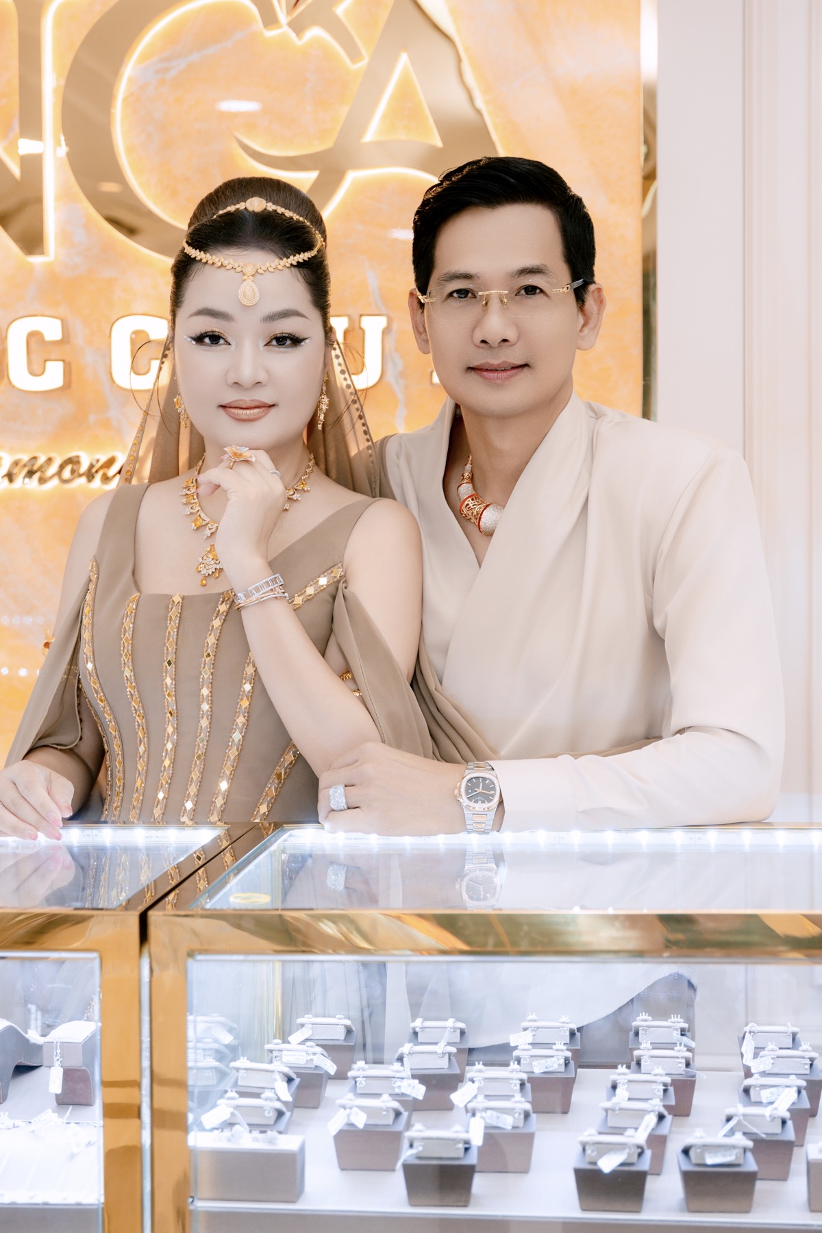 Hoa hậu Hoàng Thanh Nga hóa thân thành Công nương Ba Tư rực rỡ, sánh đôi cùng ông xã đi dự tiệc