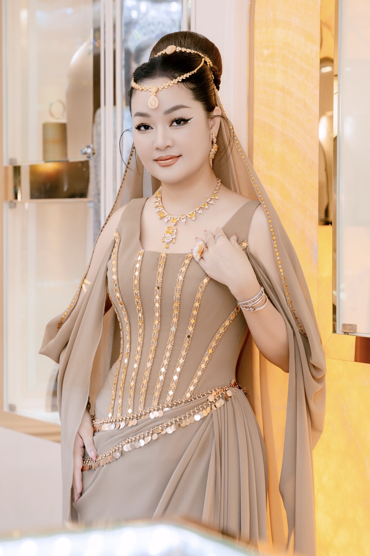 Hoa hậu Hoàng Thanh Nga hóa thân thành Công nương Ba Tư rực rỡ, sánh đôi cùng ông xã đi dự tiệc