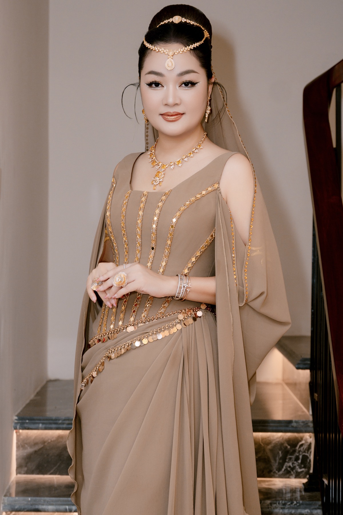 Hoa hậu Hoàng Thanh Nga hóa thân thành Công nương Ba Tư rực rỡ, sánh đôi cùng ông xã đi dự tiệc