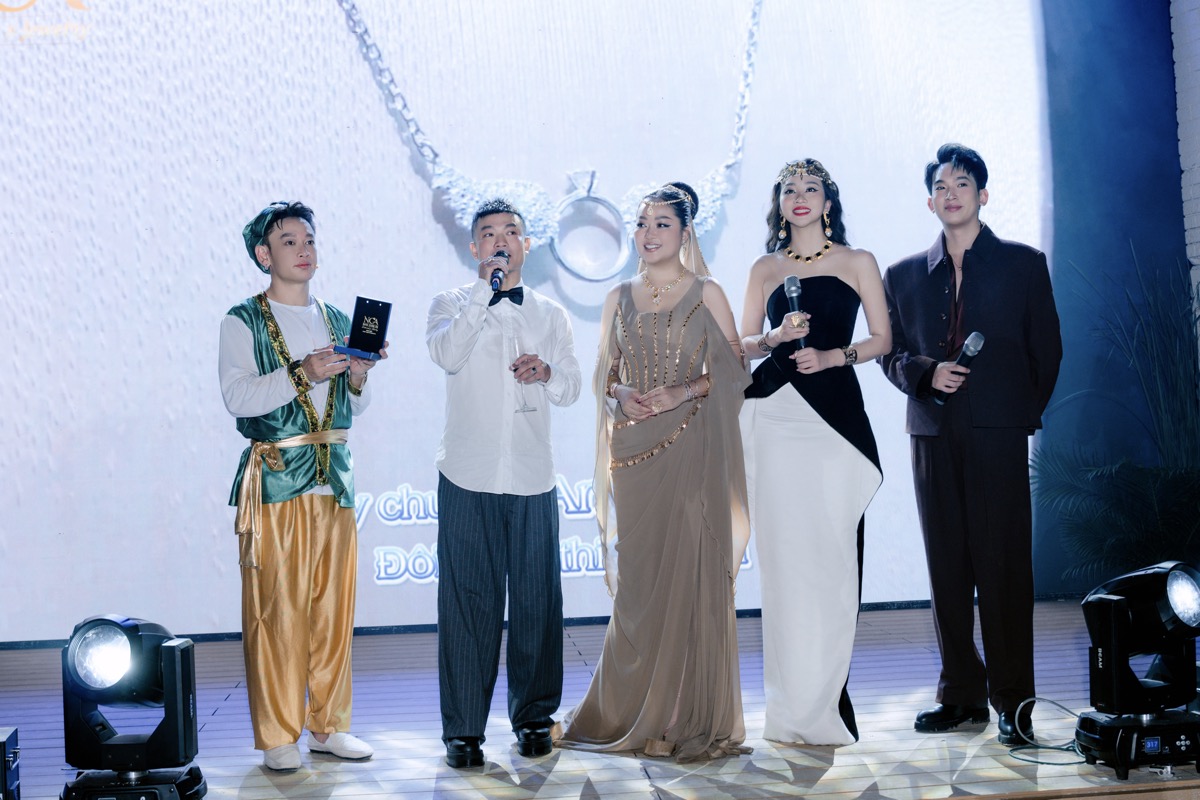 Hoa hậu Hoàng Thanh Nga hóa thân thành Công nương Ba Tư rực rỡ, sánh đôi cùng ông xã đi dự tiệc