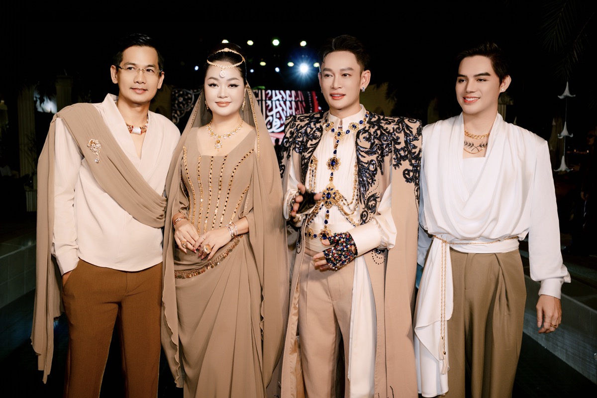 Hoa hậu Hoàng Thanh Nga hóa thân thành Công nương Ba Tư rực rỡ, sánh đôi cùng ông xã đi dự tiệc