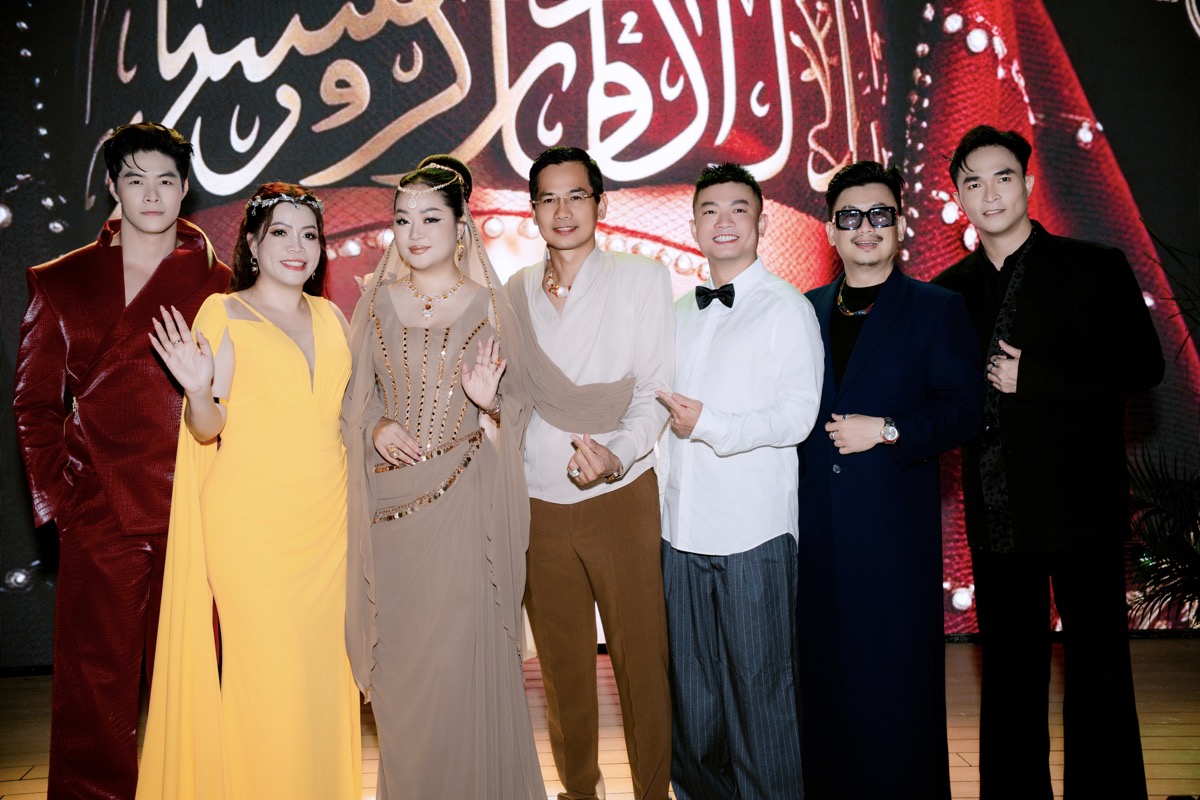 Hoa hậu Hoàng Thanh Nga hóa thân thành Công nương Ba Tư rực rỡ, sánh đôi cùng ông xã đi dự tiệc