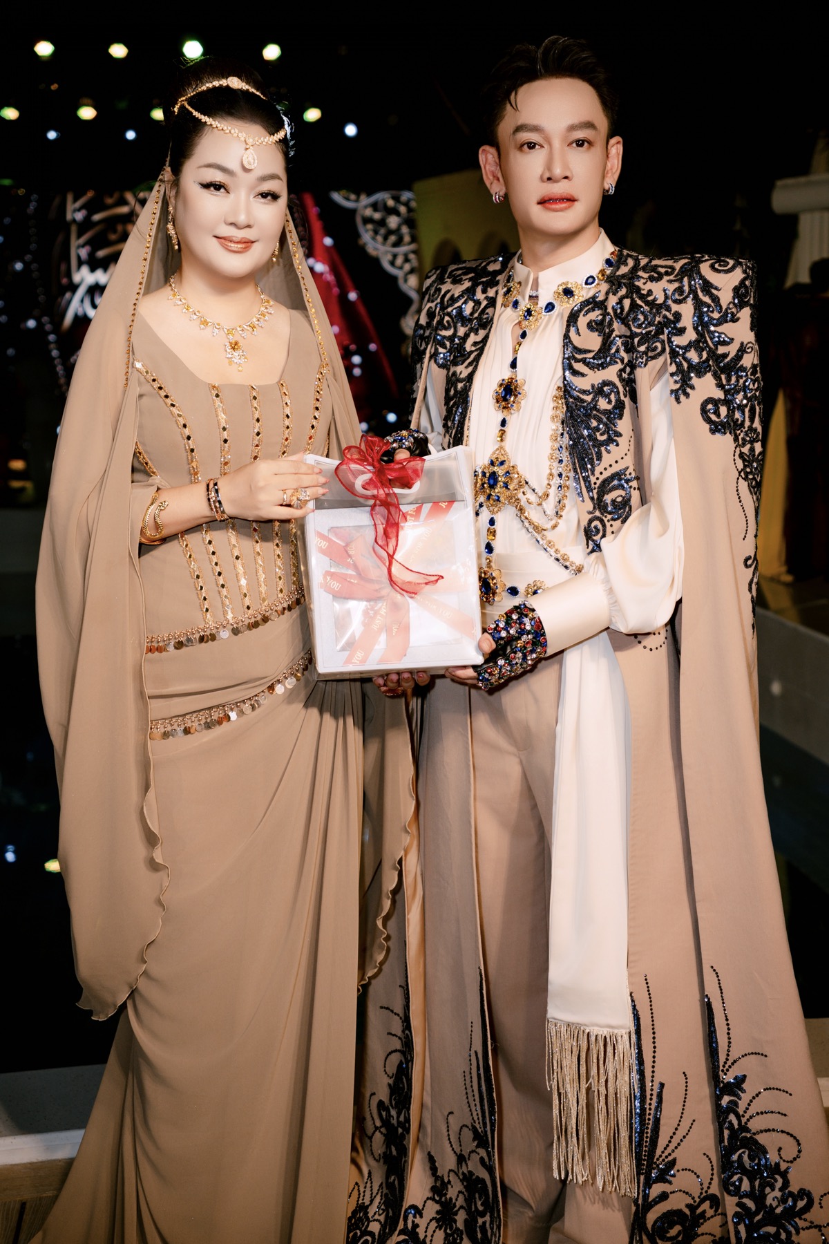 Hoa hậu Hoàng Thanh Nga hóa thân thành Công nương Ba Tư rực rỡ, sánh đôi cùng ông xã đi dự tiệc