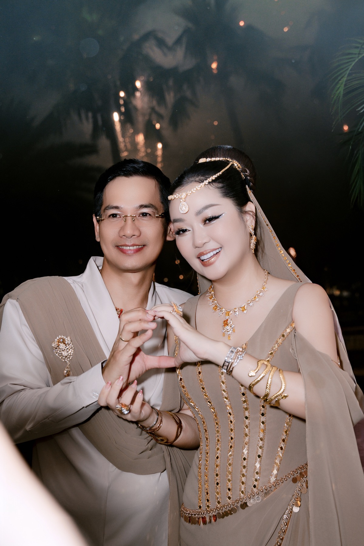 Hoa hậu Hoàng Thanh Nga hóa thân thành Công nương Ba Tư rực rỡ, sánh đôi cùng ông xã đi dự tiệc