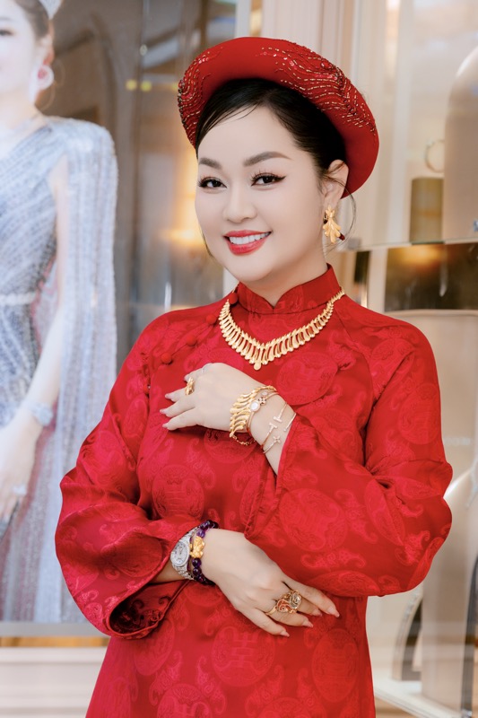 Hoa hậu Hoàng Thanh Nga gây sốt thảm đỏ khi sánh đôi cùng chồng