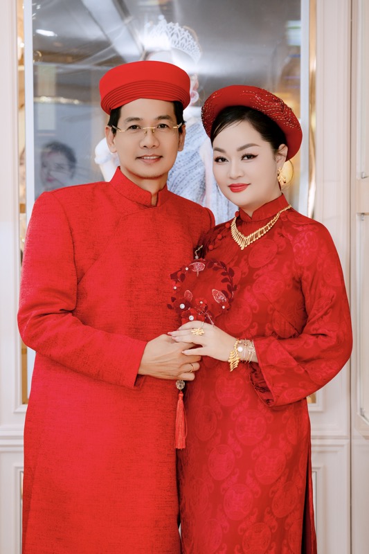 Hoàng Thanh Nga sánh đôi ông xã trong áo dài đỏ, rực rỡ như lễ cưới tại buổi ra mắt “Cưới Vợ Cho Cha”