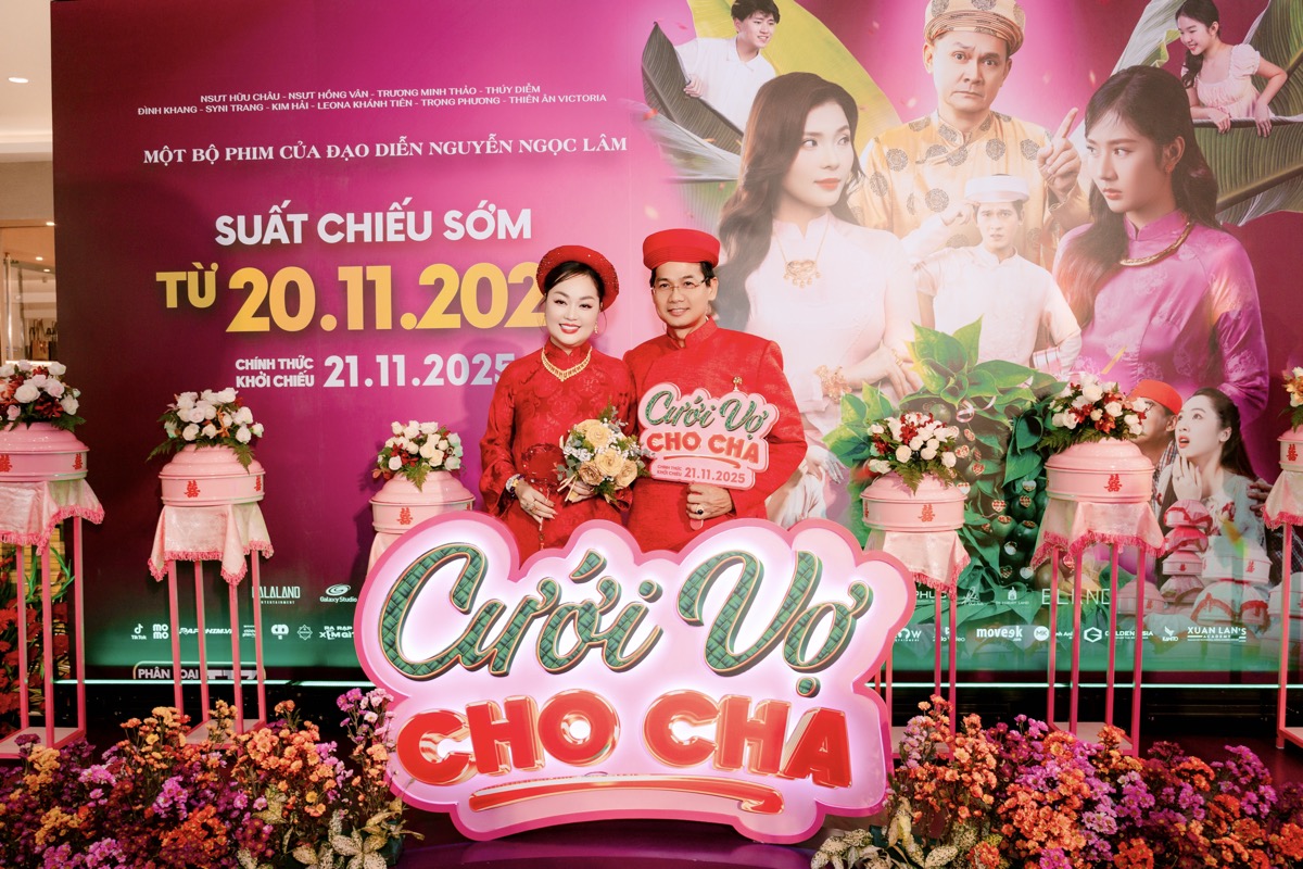 Hoàng Thanh Nga sánh đôi ông xã trong áo dài đỏ, rực rỡ như lễ cưới tại buổi ra mắt “Cưới Vợ Cho Cha”