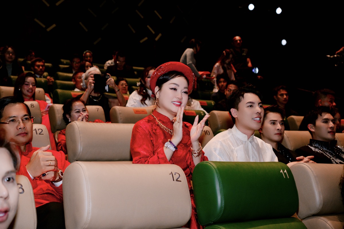 Hoàng Thanh Nga sánh đôi ông xã trong áo dài đỏ, rực rỡ như lễ cưới tại buổi ra mắt “Cưới Vợ Cho Cha”