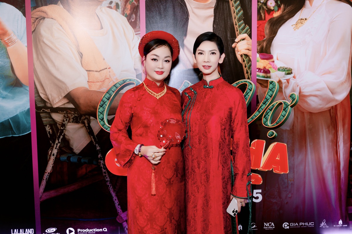 Hoàng Thanh Nga sánh đôi ông xã trong áo dài đỏ, rực rỡ như lễ cưới tại buổi ra mắt “Cưới Vợ Cho Cha”