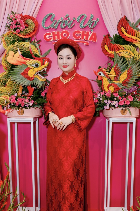 Hoàng Thanh Nga sánh đôi ông xã trong áo dài đỏ, rực rỡ như lễ cưới tại buổi ra mắt “Cưới Vợ Cho Cha”