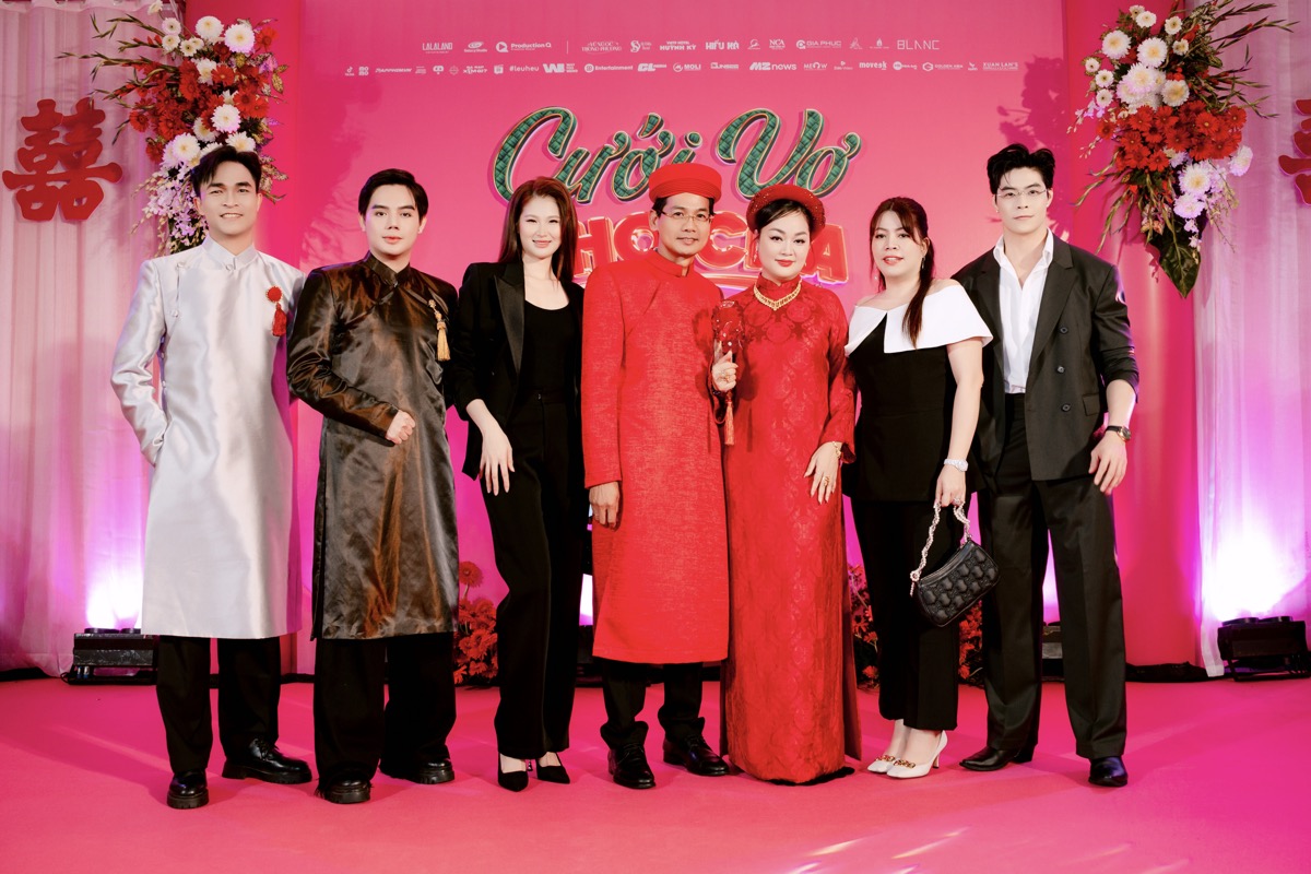 Hoàng Thanh Nga sánh đôi ông xã trong áo dài đỏ, rực rỡ như lễ cưới tại buổi ra mắt “Cưới Vợ Cho Cha”