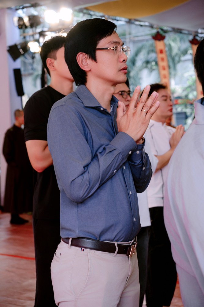 Hoa hậu Hoàng Thanh Nga cùng ông xã tham dự Lễ Kỳ Siêu tưởng niệm anh linh liệt sĩ tại Công viên Văn hóa Lê Thị Riêng