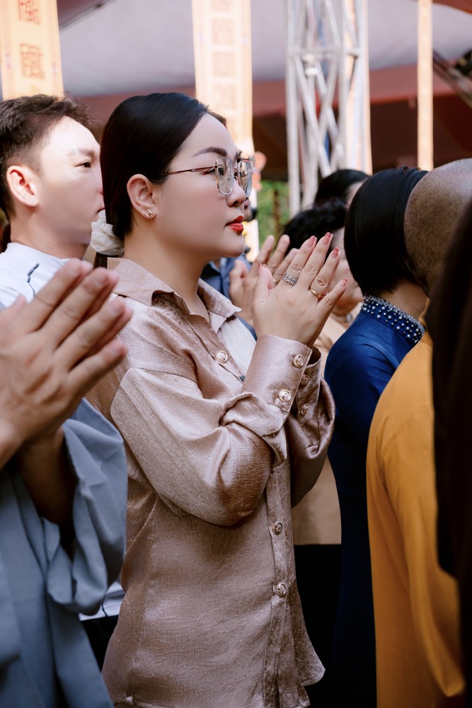 Hoa hậu Hoàng Thanh Nga cùng ông xã tham dự Lễ Kỳ Siêu tưởng niệm anh linh liệt sĩ tại Công viên Văn hóa Lê Thị Riêng
