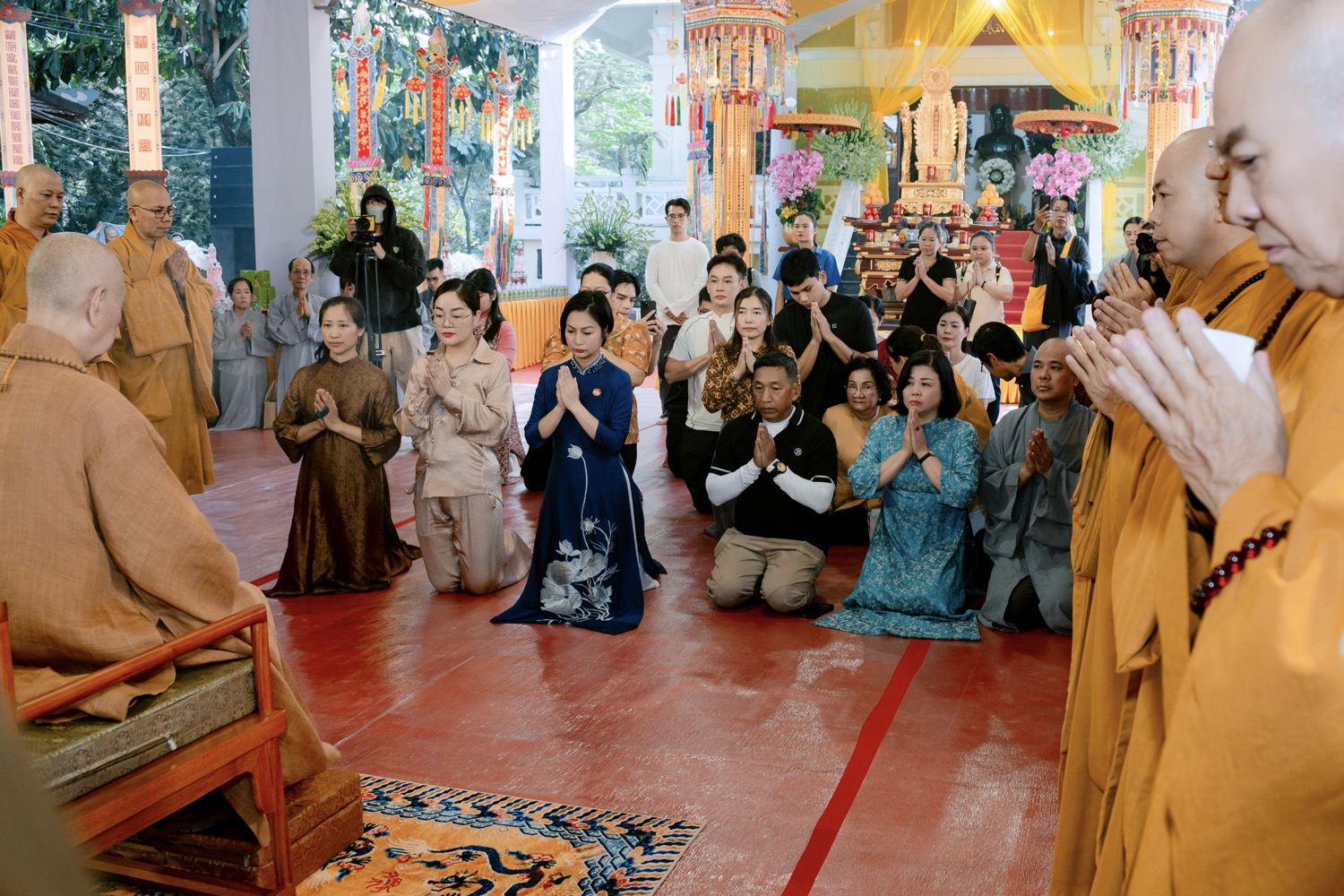 Hoa hậu Hoàng Thanh Nga cùng ông xã tham dự Lễ Kỳ Siêu tưởng niệm anh linh liệt sĩ tại Công viên Văn hóa Lê Thị Riêng