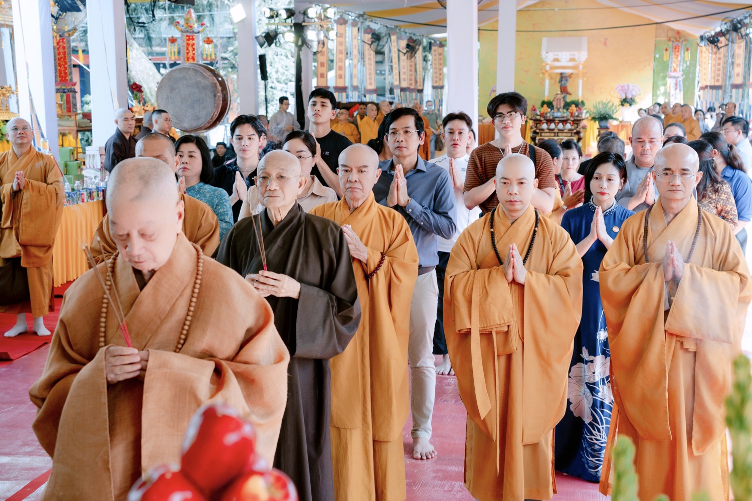 Hoa hậu Hoàng Thanh Nga cùng ông xã tham dự Lễ Kỳ Siêu tưởng niệm anh linh liệt sĩ tại Công viên Văn hóa Lê Thị Riêng