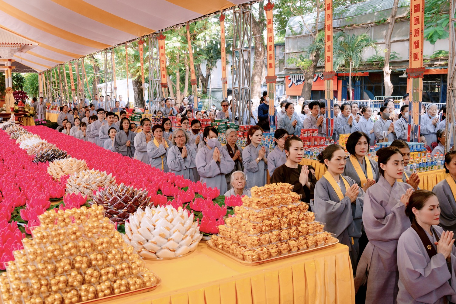 Hoa hậu Hoàng Thanh Nga cùng ông xã tham dự Lễ Kỳ Siêu tưởng niệm anh linh liệt sĩ tại Công viên Văn hóa Lê Thị Riêng