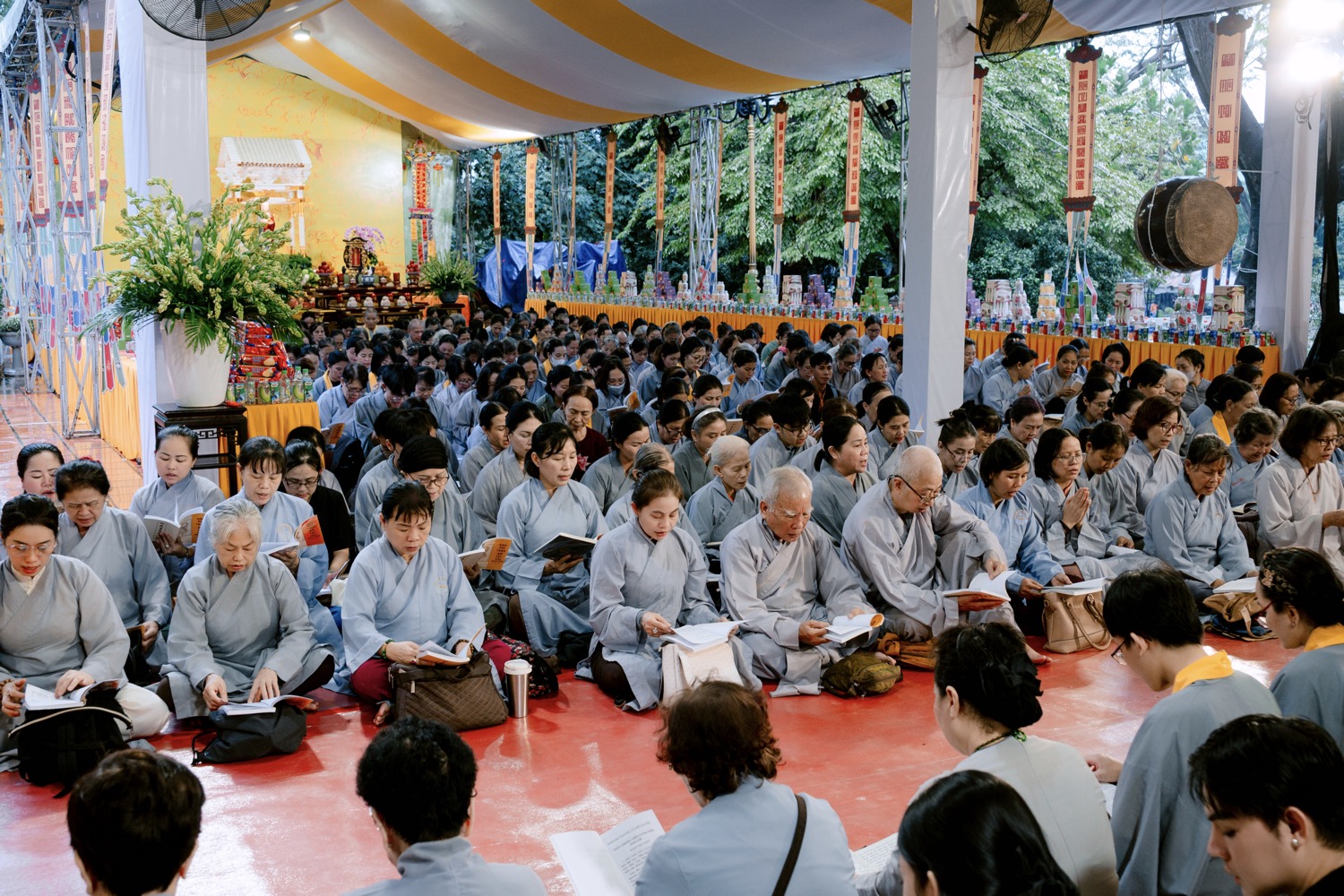 Hoa hậu Hoàng Thanh Nga cùng ông xã tham dự Lễ Kỳ Siêu tưởng niệm anh linh liệt sĩ tại Công viên Văn hóa Lê Thị Riêng